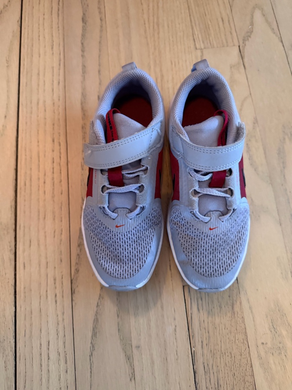 Nike Kids Sneakers in Light Gray with Red Accents
